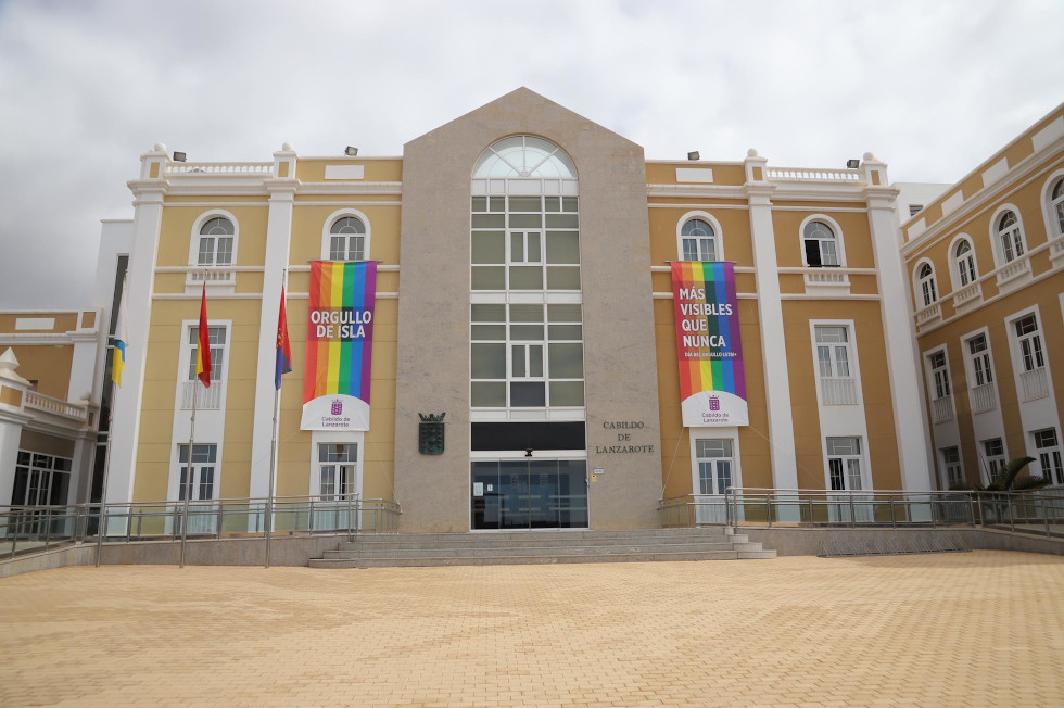 El Cabildo De Lanzarote Luce Con Orgullo La Bandera Del Arco Ris